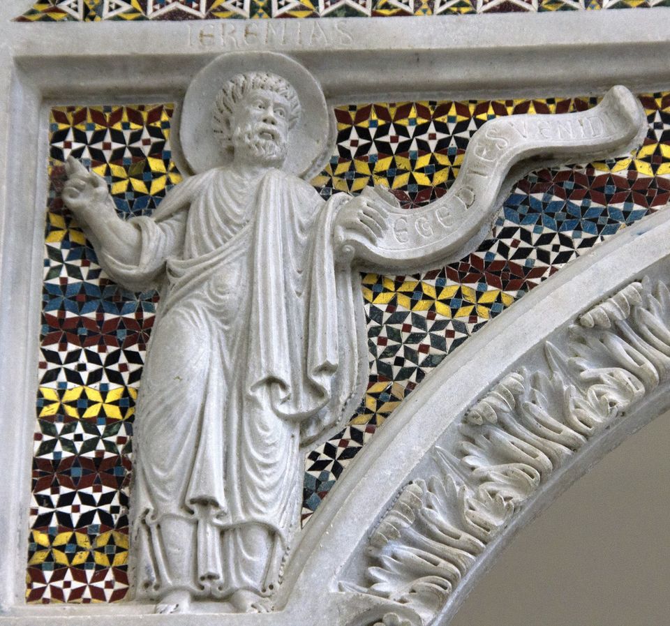 Figura a rilievo del profeta Geremia, abbigliato come senatore romano, che regge in mano un rotolo aperto che preannuncia la venuta di Cristo